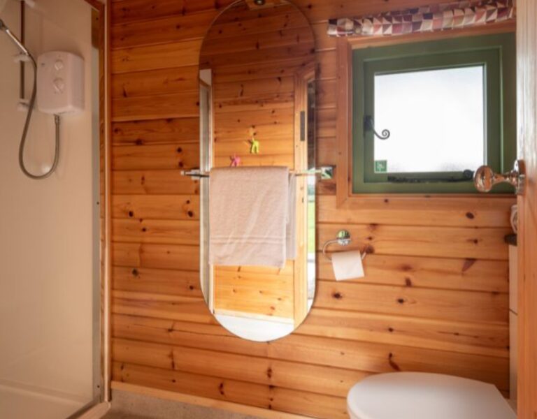 batheoom in a glamping pod at hoe grange holidays derbyshire